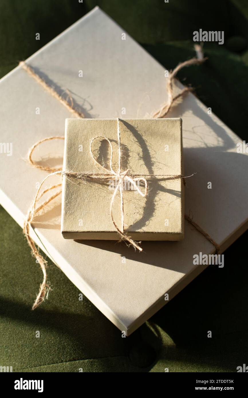 Carta marrone pacchetti legati con spago Foto Stock