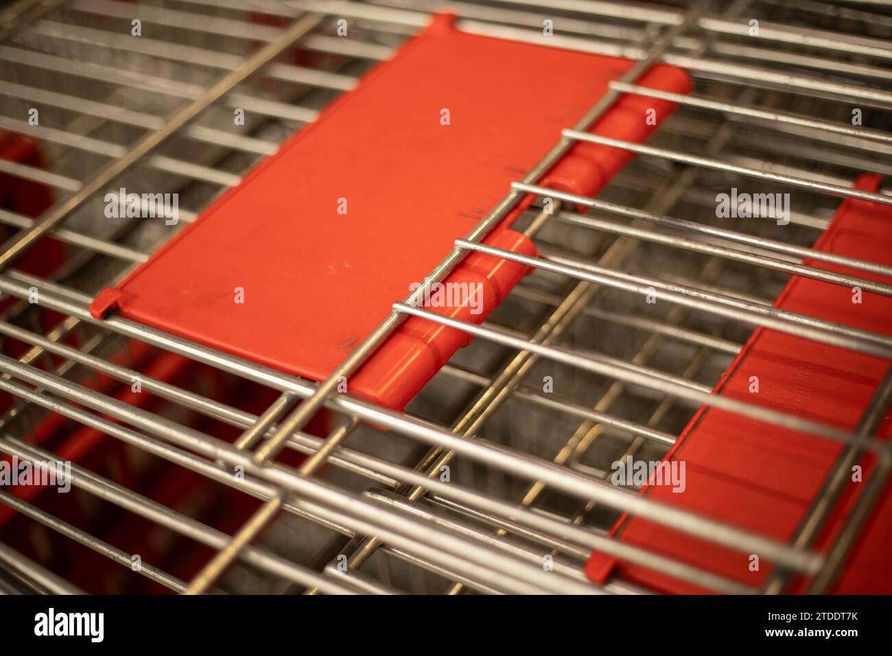 Carrello in un negozio. Cestino di cibo. Carrello in acciaio in un supermercato. Foto Stock