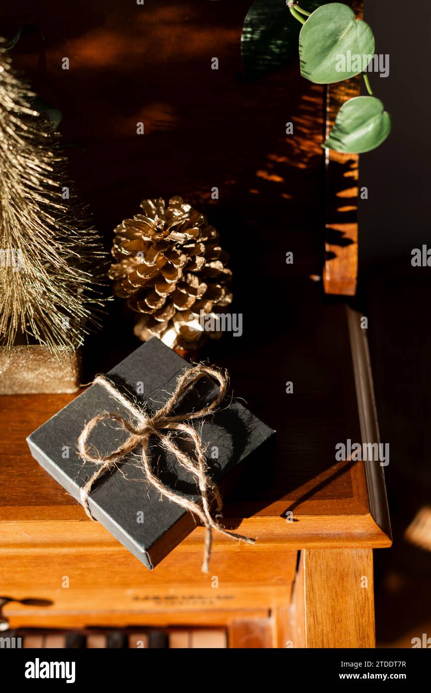 Piccola confezione regalo al pianoforte per le vacanze di natale Foto Stock