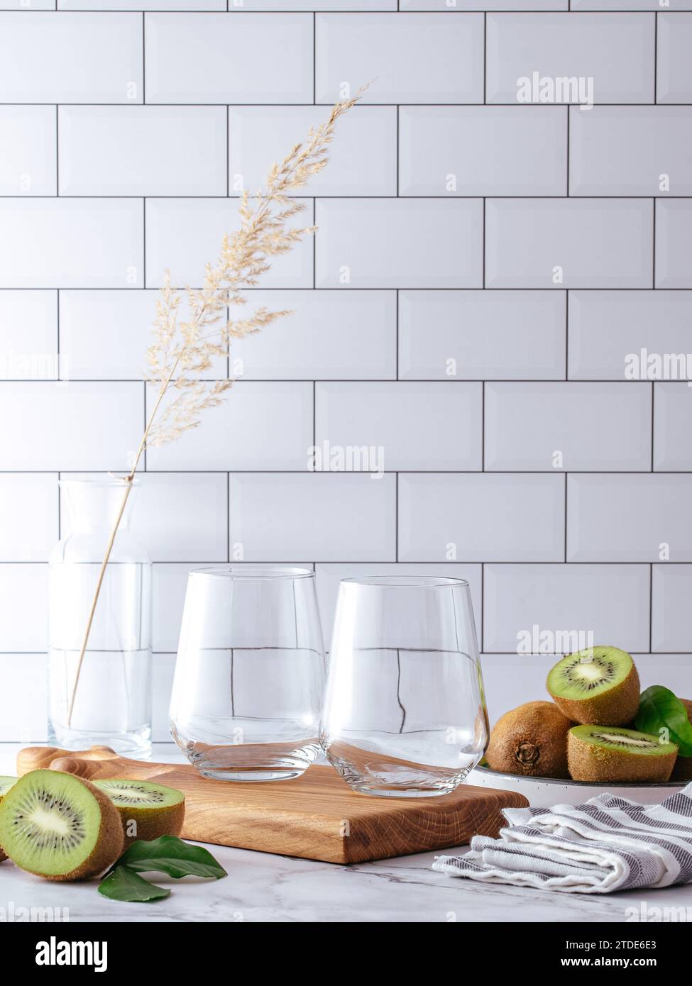 due bicchieri di vetro vuoti si stagliano su una tavola di legno Foto Stock