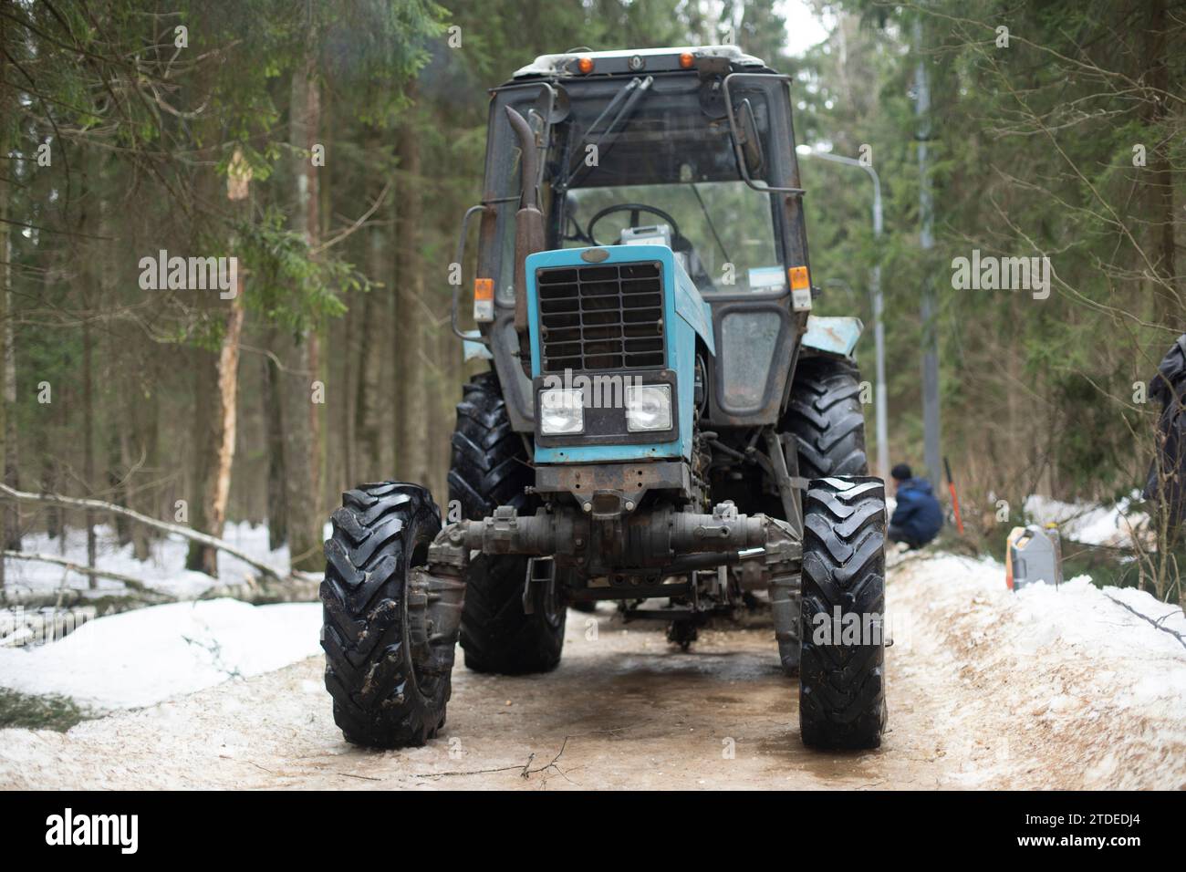 Trattore blu in posizione di parcheggio. Trattore nei boschi. Autocarro per il trasporto di legname. Foto Stock