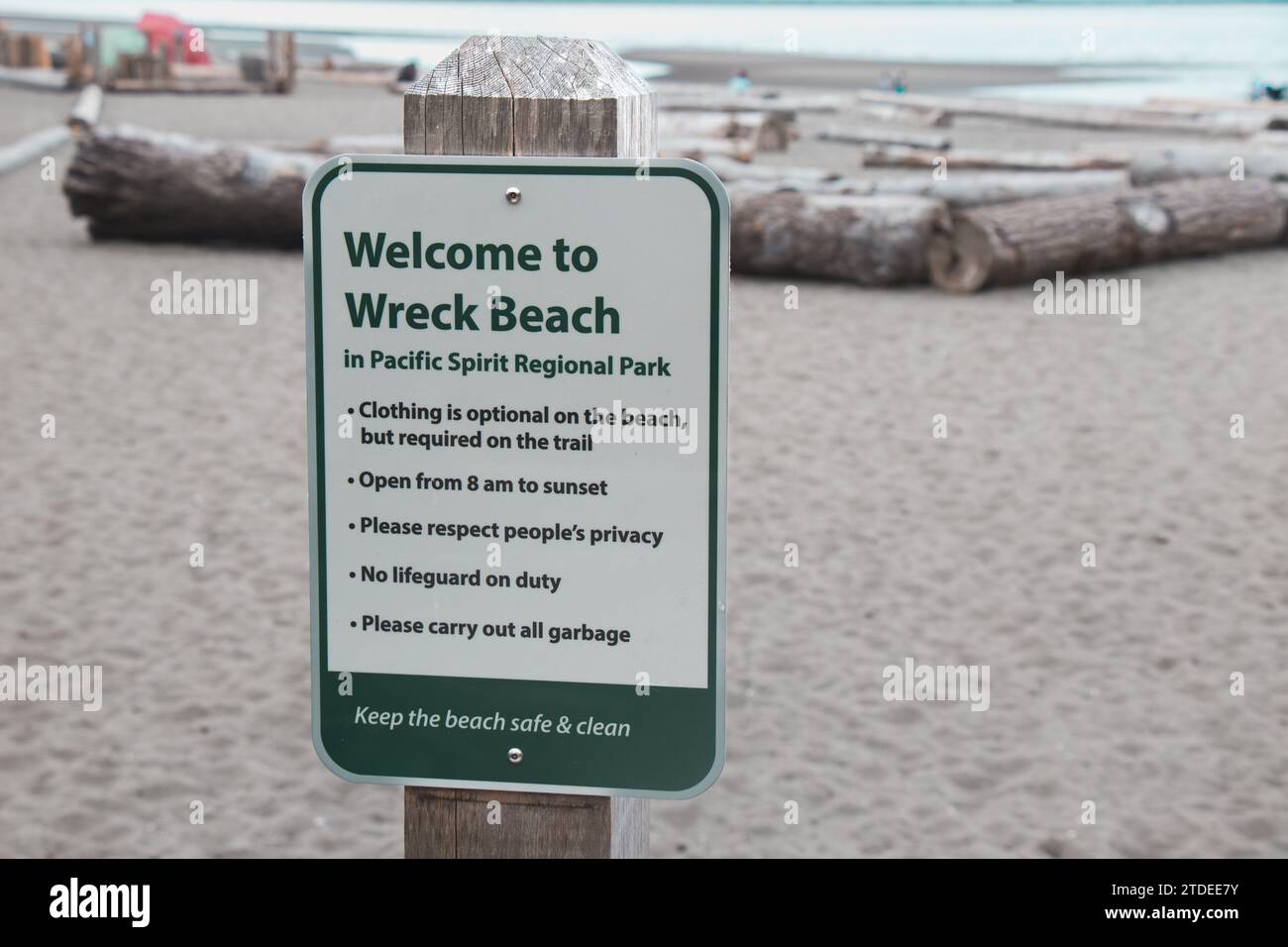 Vista del cartello Welcome to Wreck Beach nel Pacific Spirit Regional Park Foto Stock