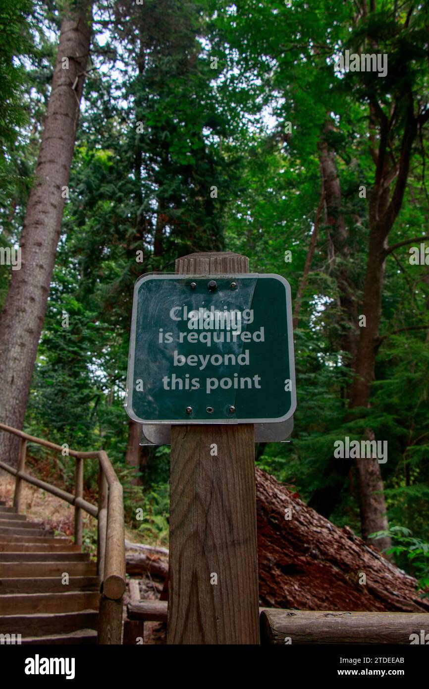 È richiesta la vista del cartello abbigliamento oltre questo punto sulla strada per Wreck Beach a Vancouver Foto Stock