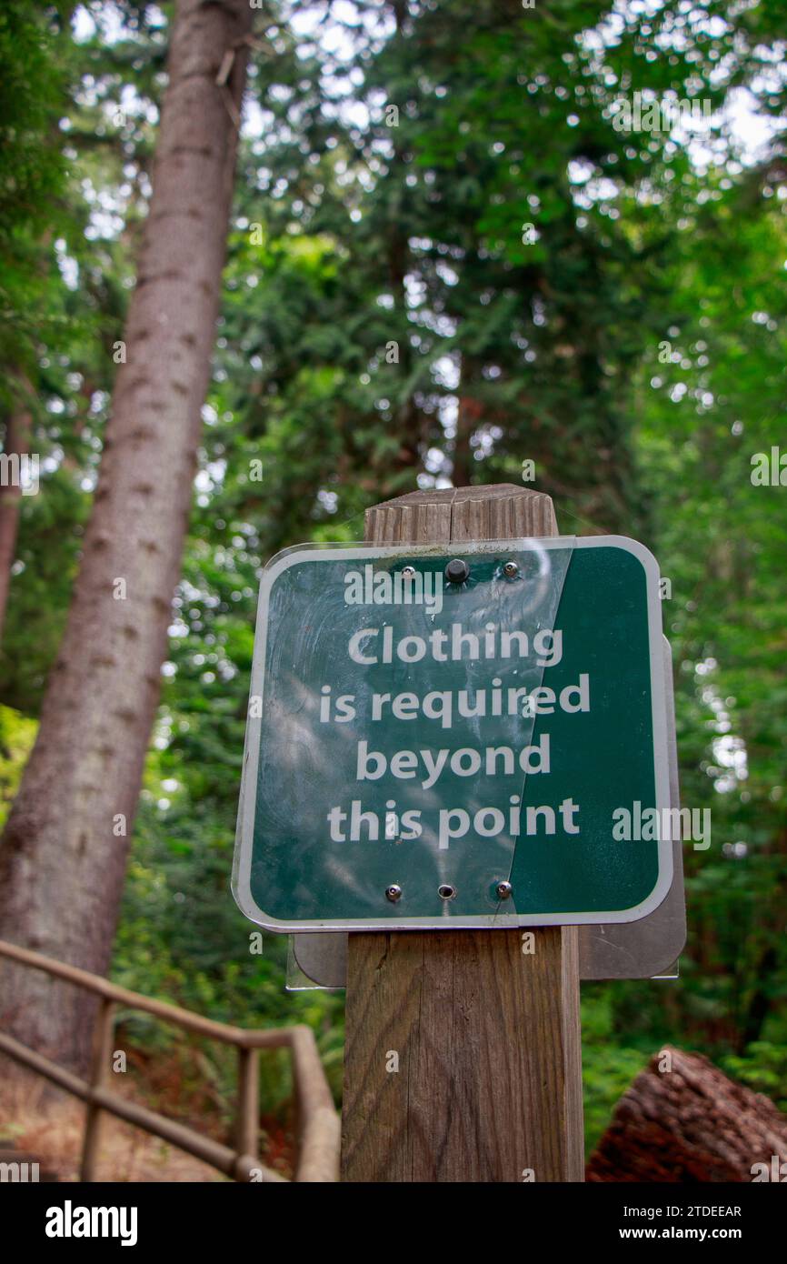 È richiesta la vista del cartello abbigliamento oltre questo punto sulla strada per Wreck Beach a Vancouver Foto Stock