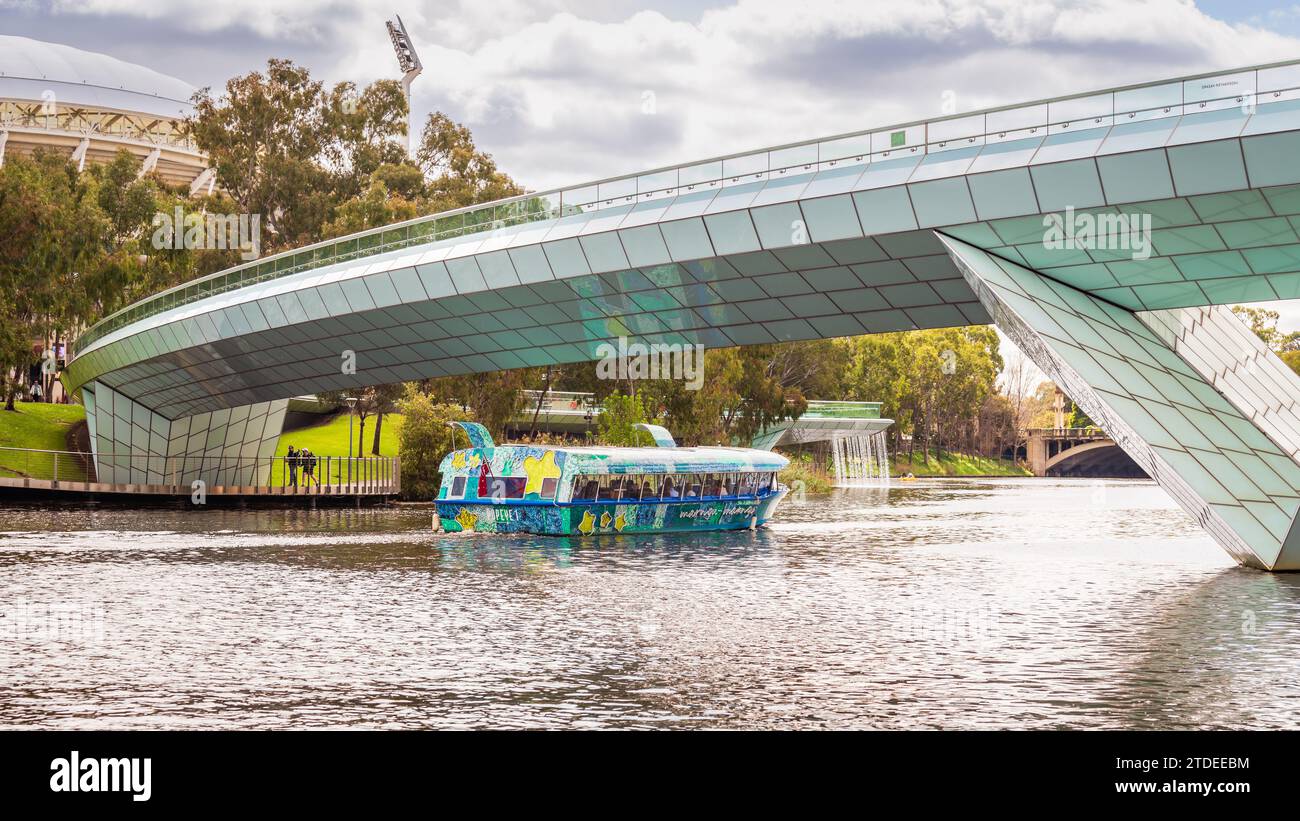 Adelaide, Australia - 9 settembre 2023: Barca turistica ristrutturata Adelaide Popeye che naviga lungo il fiume Torrens nel CBD di Adelaide in un giorno Foto Stock