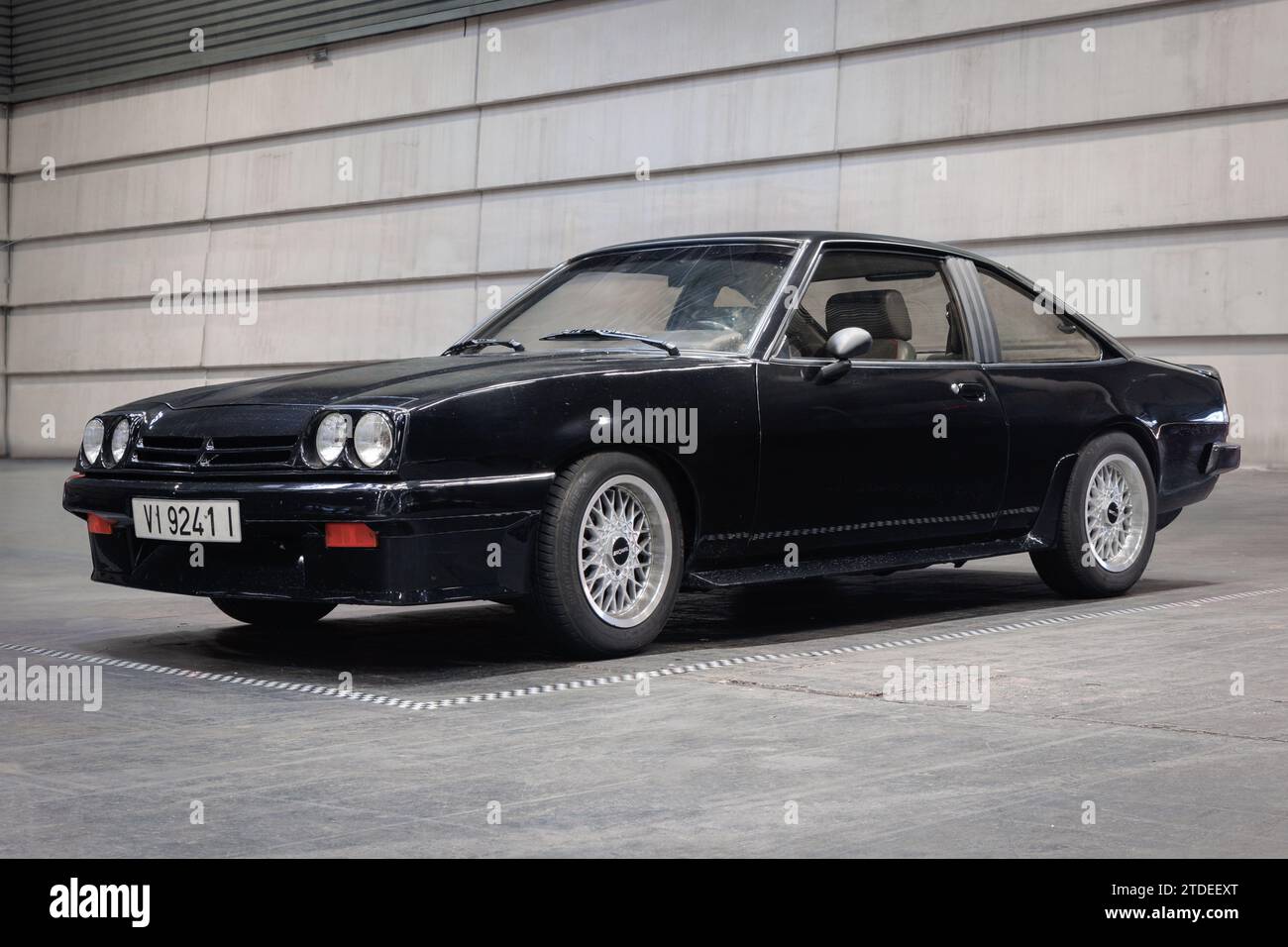 Bilbao, Spagna-11 novembre 2023: Opel Manta B2 nel parcheggio coperto Foto Stock