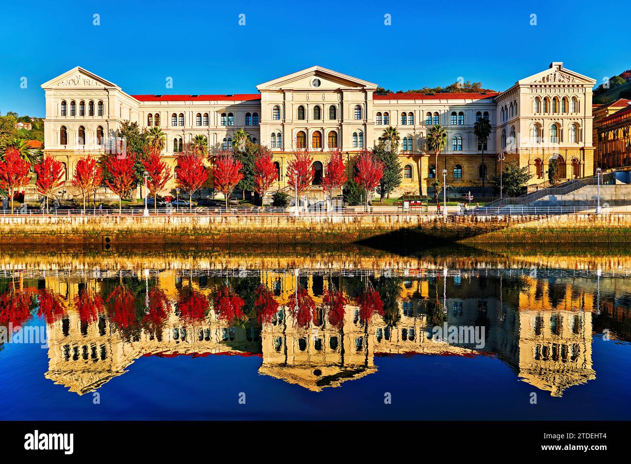 Bilbao Biscay Spagna. Edificio storico dell'università vicino al fiume Nervion Foto Stock