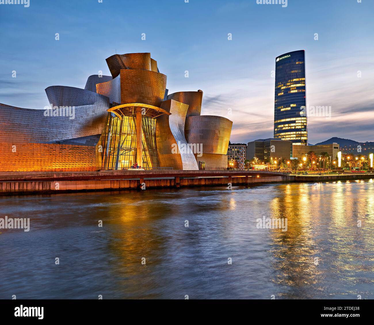 Bilbao Biscay Spagna. Museo Guggenheim al tramonto Foto Stock
