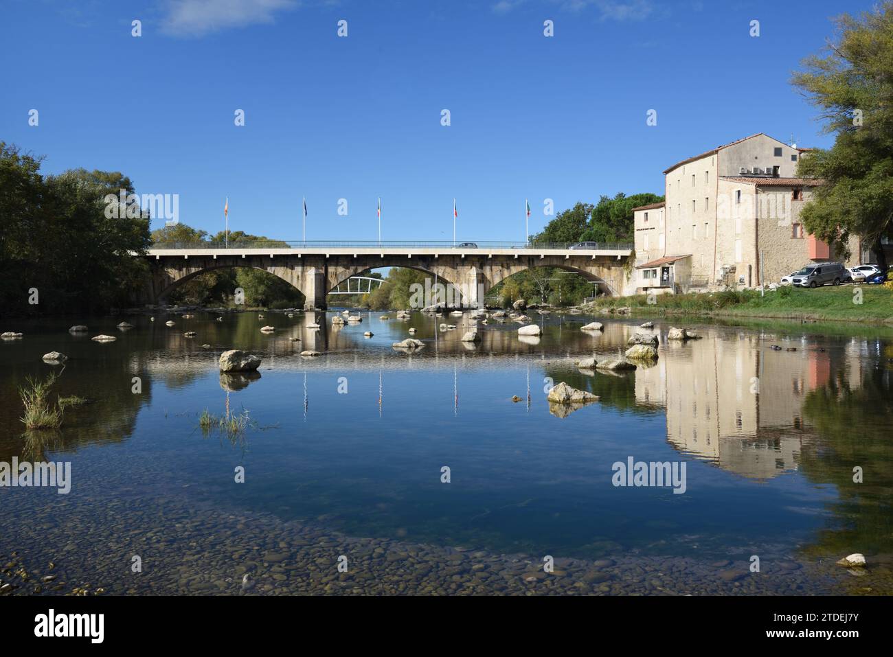 Ex mulino ad acqua restaurato, Moulin de Saint André, ora Gîte & Cinema, e Ponte sul fiume Verdon a Vinon-sur-Verdon Var Provence Francia Foto Stock