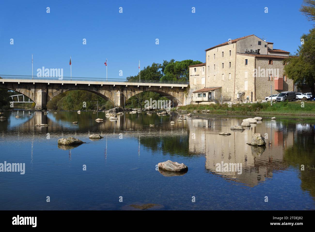 Ex mulino ad acqua restaurato, Moulin de Saint André, ora Gîte & Cinema, e Ponte sul fiume Verdon a Vinon-sur-Verdon Var Provence Francia Foto Stock