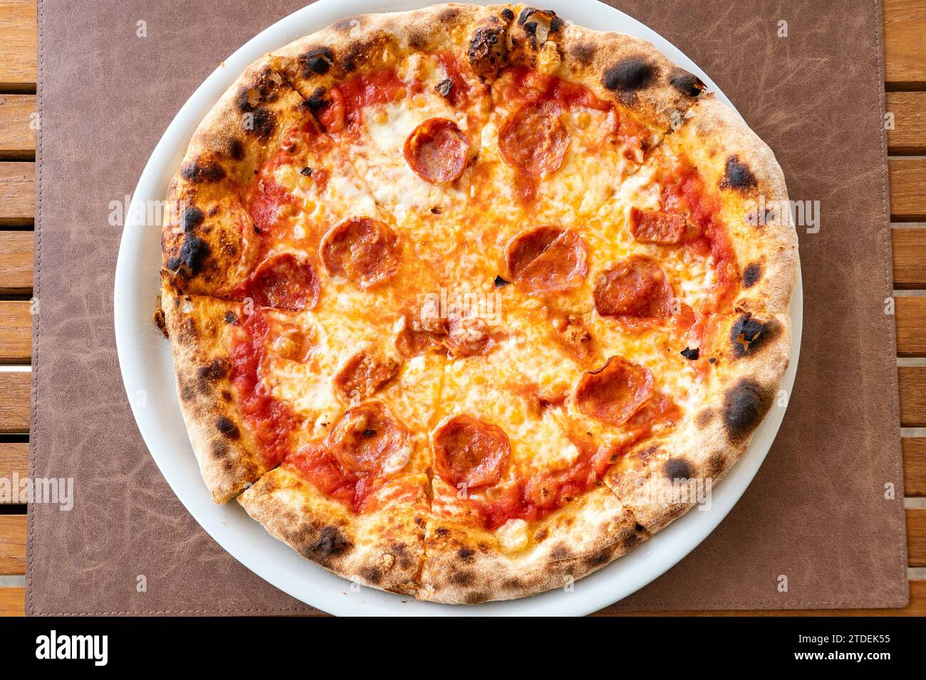Un'immagine ravvicinata di una pizza italiana al peperoni appena sfornata Foto Stock