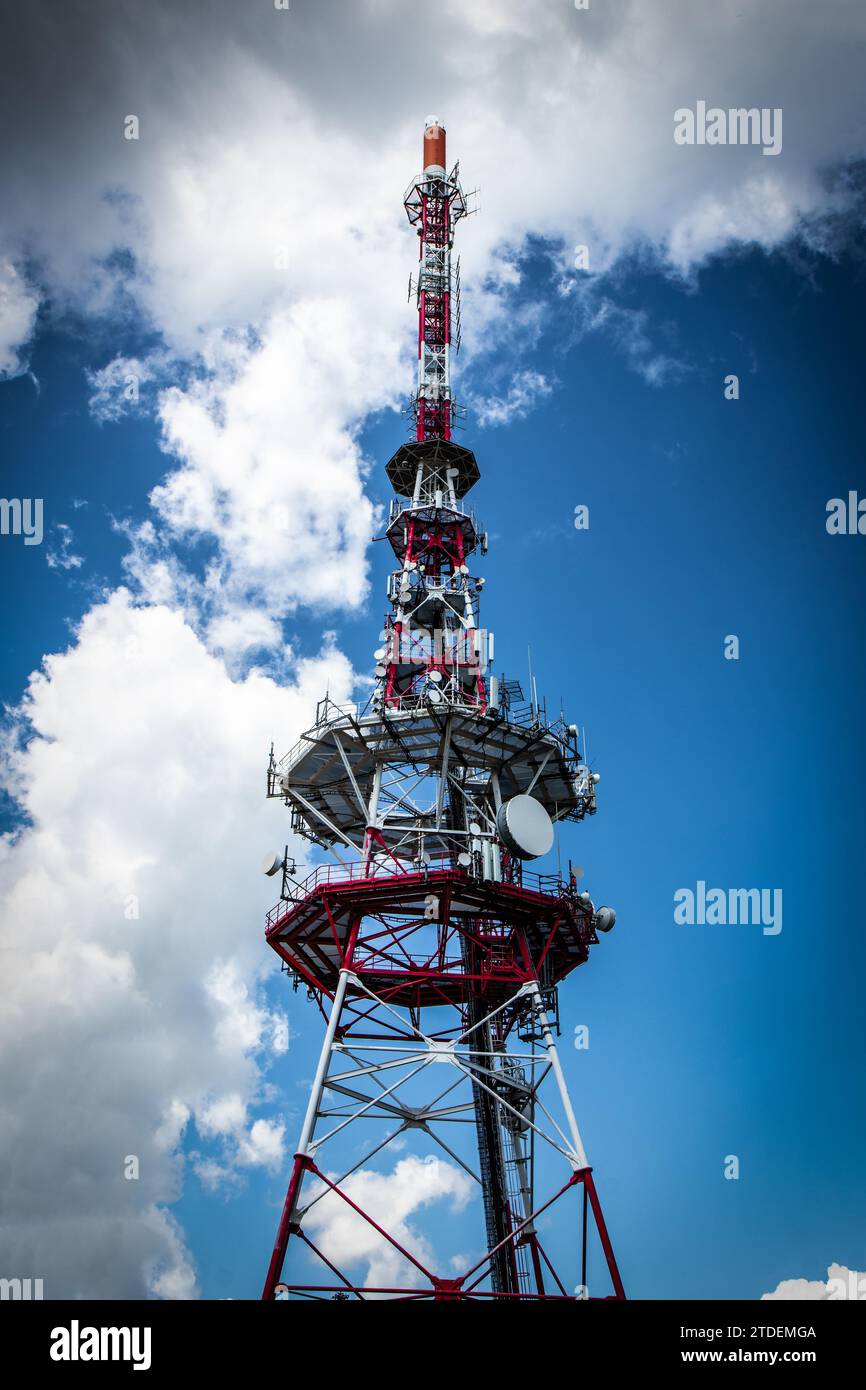 Montante trasmettitore per la trasmissione multimediale di televisione e radio con antenne Foto Stock