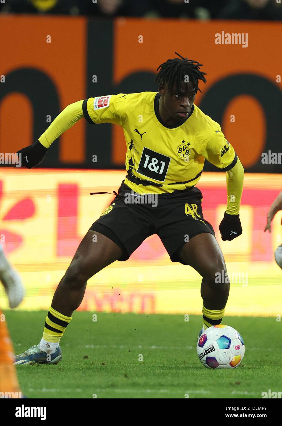 Samuel Bamba del Borussia Dortmund FC Augsburg - Borussia Dortmund Fussball 1 . Bundesliga Saison 2023 / 2024 © diebilderwelt / Alamy Stock Foto Stock