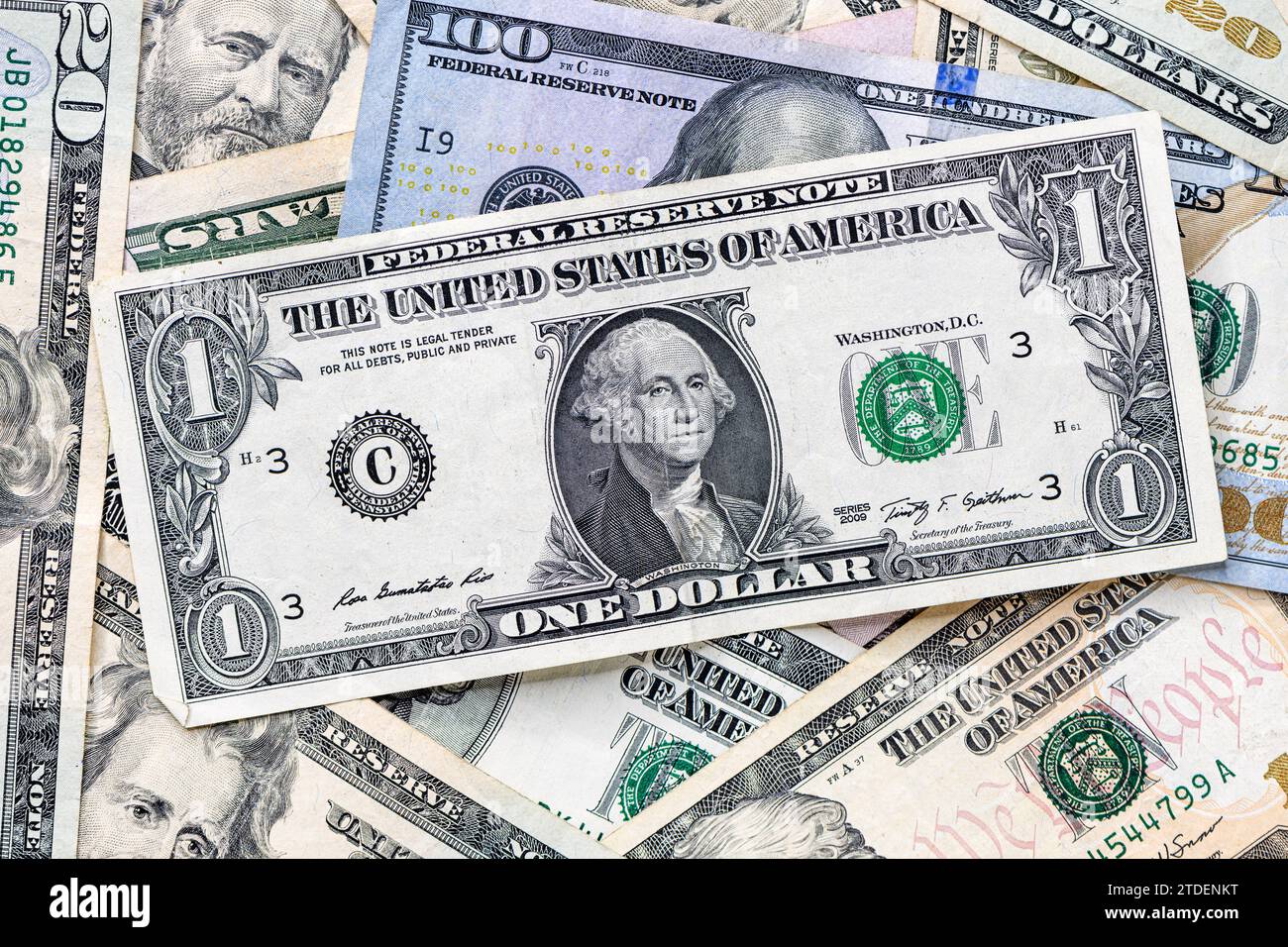 Mucchio di banconote in dollari USA con una banconota da un dollaro in cima, direttamente sopra Foto Stock
