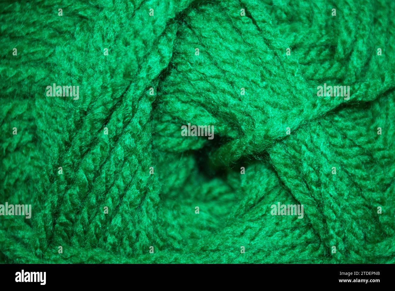 Palla di lana verde. Trama o sfondo. Foto Stock