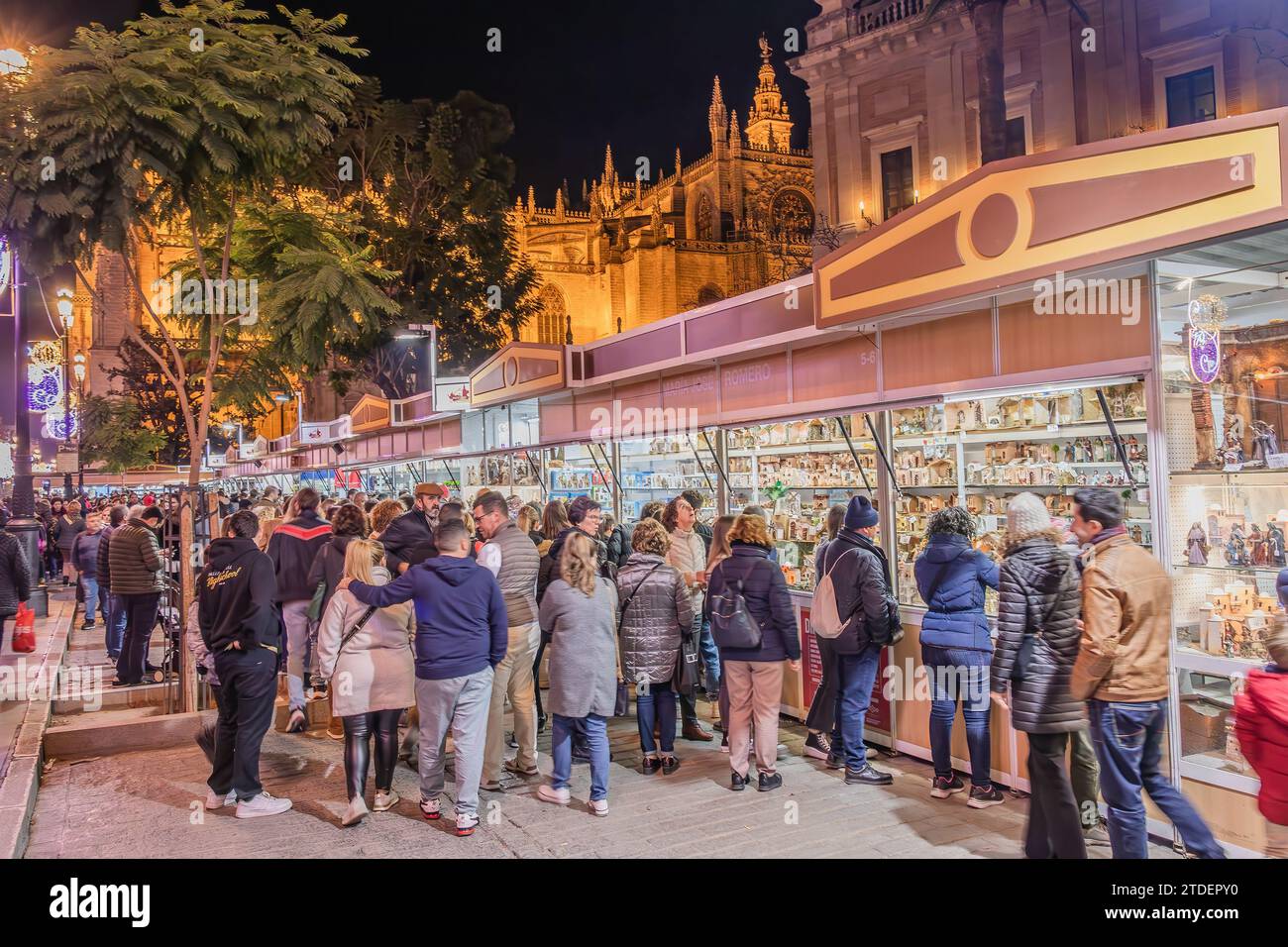 Siviglia, Spagna - 16 dicembre 2023: Mercatini di Natale intorno alla cattedrale di Siviglia nel periodo natalizio, con folle di persone che fanno shopping tipico. Lon Foto Stock