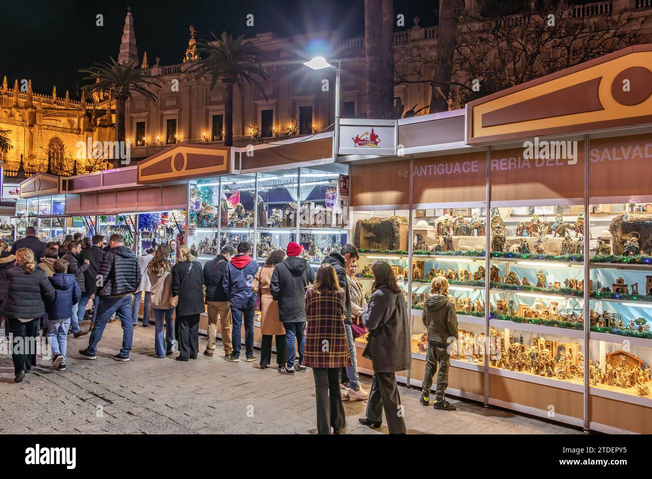 Siviglia, Spagna - 16 dicembre 2023: Mercatini di Natale intorno alla cattedrale di Siviglia nel periodo natalizio, con folle di persone che fanno shopping tipico. Lon Foto Stock