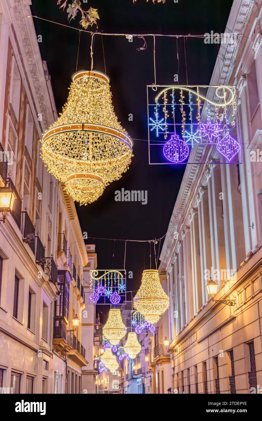 Decorazioni di luci natalizie in via Sierpes a forma di candelabro in cristallo in stile impero dorato, nel centro della città di Siviglia, Andalusia, Spai Foto Stock