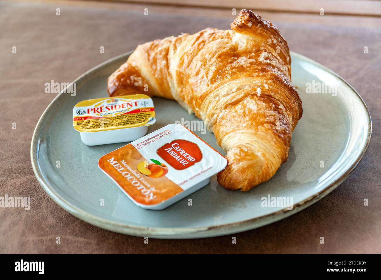 croissant appena sfornato servito con burro e marmellata per colazione. Foto Stock