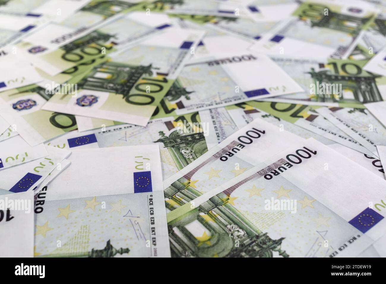 Molte centinaia di banconote da euro. Molti soldi. Messa a fuoco selettiva. Foto Stock