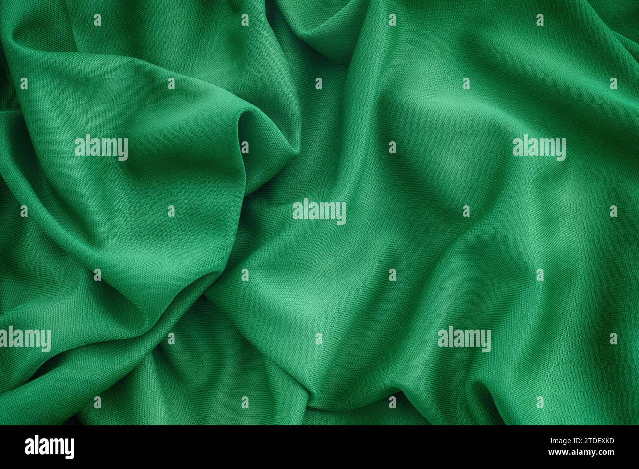 Uno sfondo di tessuto verde stropicciato. Primo piano. Foto Stock