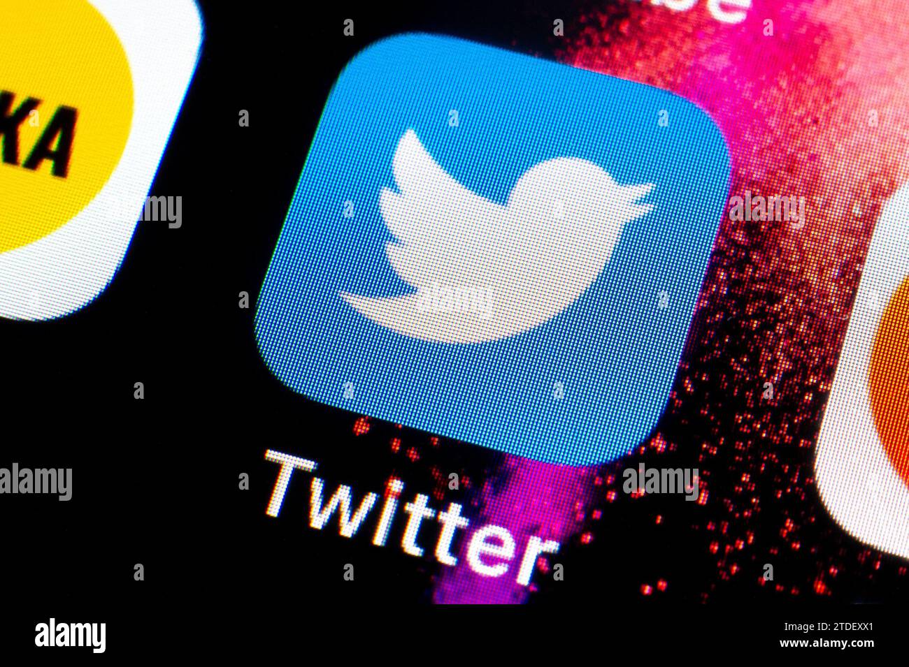 OSTRAVA, REPUBBLICA CECA - 2 AGOSTO 2023: Vecchia icona dell'app Twitter nel sistema operativo iOS Apple con immagine originale Foto Stock