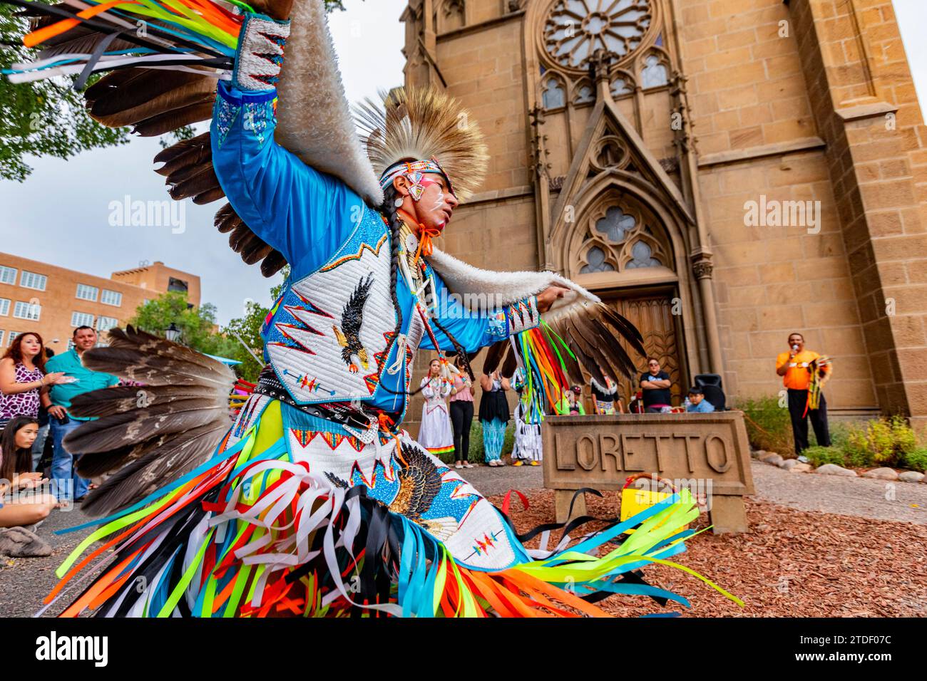 I partecipanti al mercato indiano di Santa Fe in regalia tradizionali si esibiscono nel centro di Santa Fe, New Mexico, Stati Uniti d'America, Nord America Foto Stock