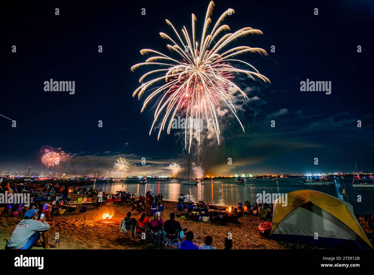 Spettacolo di fuochi d'artificio visto da Shelter Island a San Diego, California, Stati Uniti d'America, Nord America Foto Stock
