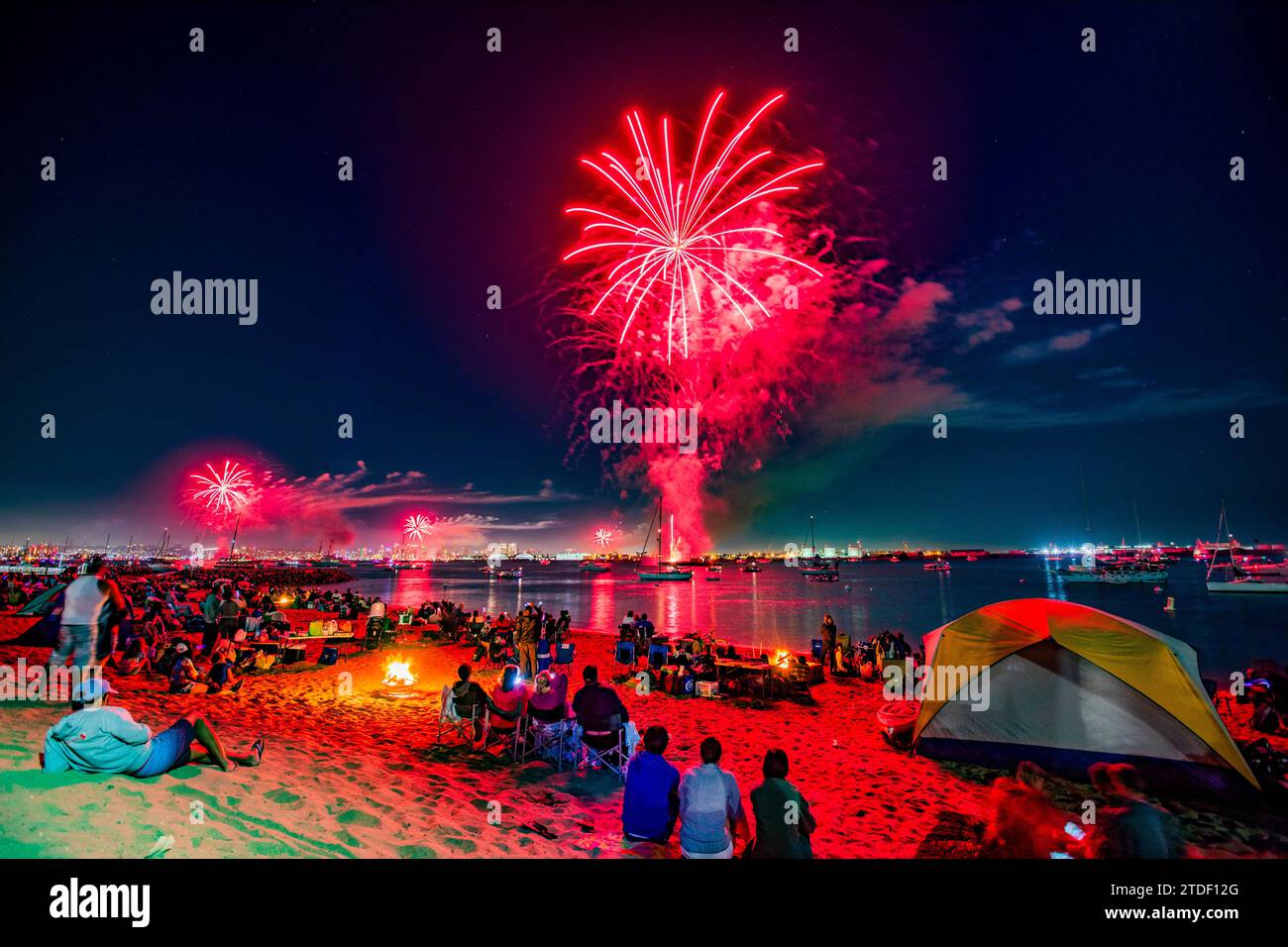 Spettacolo di fuochi d'artificio visto da Shelter Island a San Diego, California, Stati Uniti d'America, Nord America Foto Stock