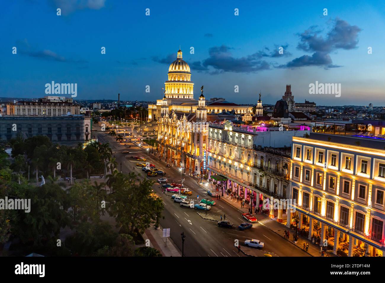Ammira di notte l'Avana e il suo Campidoglio, l'Avana, Cuba, le Indie occidentali e l'America centrale Foto Stock