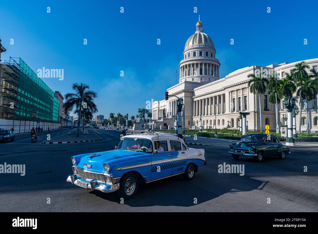 Auto d'epoca di fronte al Teatro dell'Avana, l'Avana, Cuba, Indie occidentali, America centrale Foto Stock