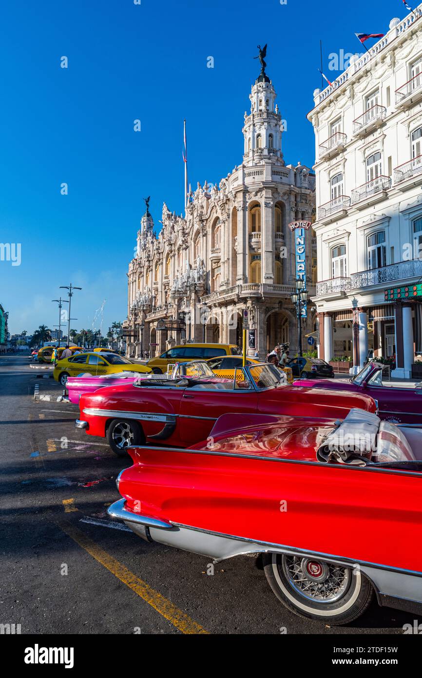 Auto d'epoca di fronte al Teatro dell'Avana, l'Avana, Cuba, Indie occidentali, America centrale Foto Stock