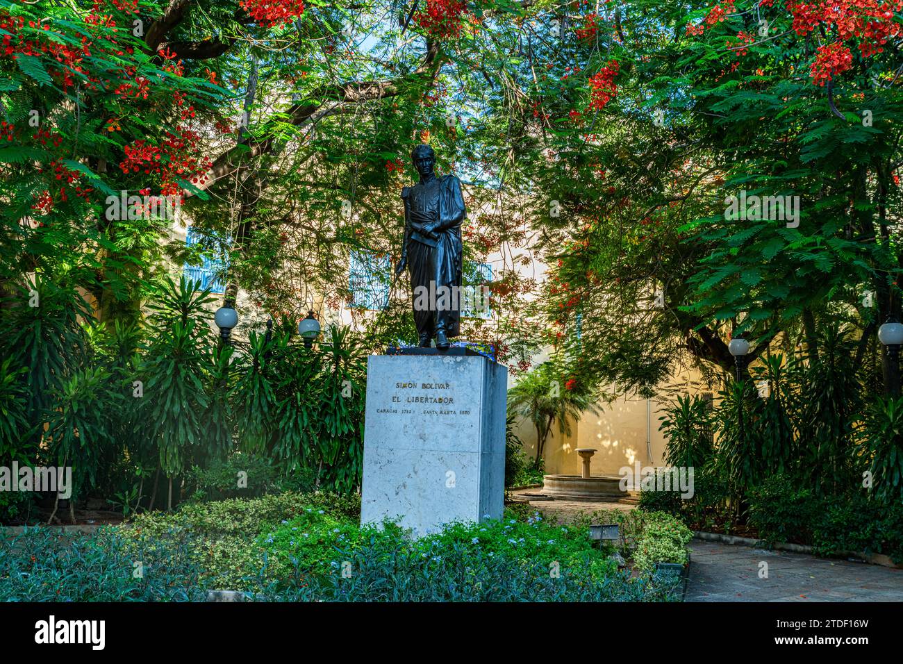 Statua di Simon Bolivar in un piccolo parco nella città vecchia di l'Avana, Cuba, Indie occidentali, America centrale Foto Stock