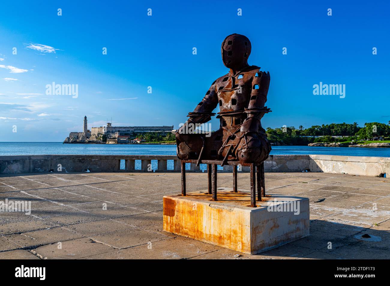 Statua moderna di fronte al forte di San Carlos della Cabin, l'Avana, Cuba, Indie occidentali, America centrale Foto Stock
