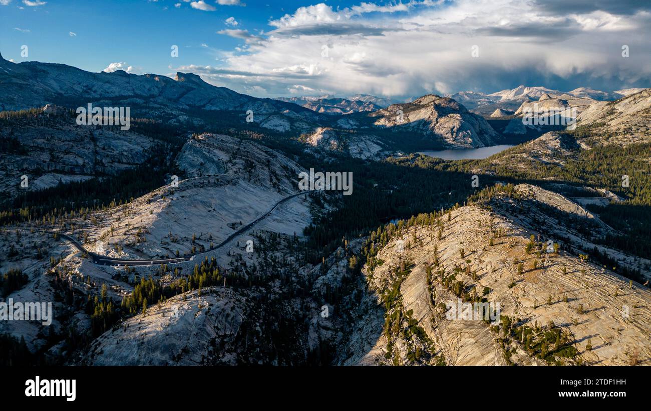 Montagne di granito al tramonto, parco nazionale di Yosemite, sito patrimonio dell'umanità dell'UNESCO, California, Stati Uniti d'America, Nord America Foto Stock