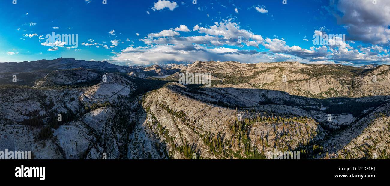 Montagne di granito al tramonto, parco nazionale di Yosemite, sito patrimonio dell'umanità dell'UNESCO, California, Stati Uniti d'America, Nord America Foto Stock