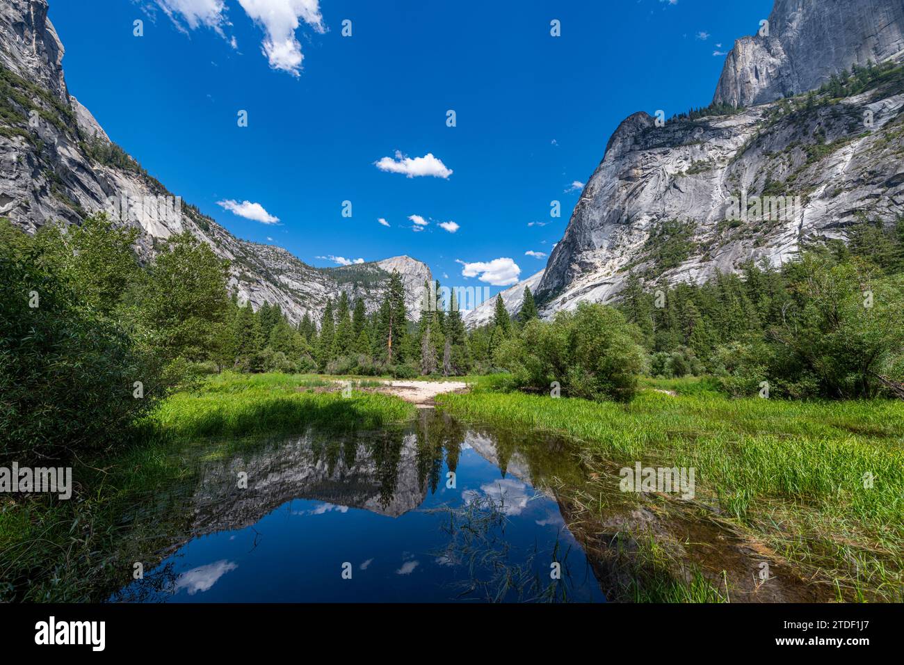Lago Mirror nel canyon Tenaya, parco nazionale Yosemite, sito patrimonio dell'umanità dell'UNESCO, California, Stati Uniti d'America, Nord America Foto Stock