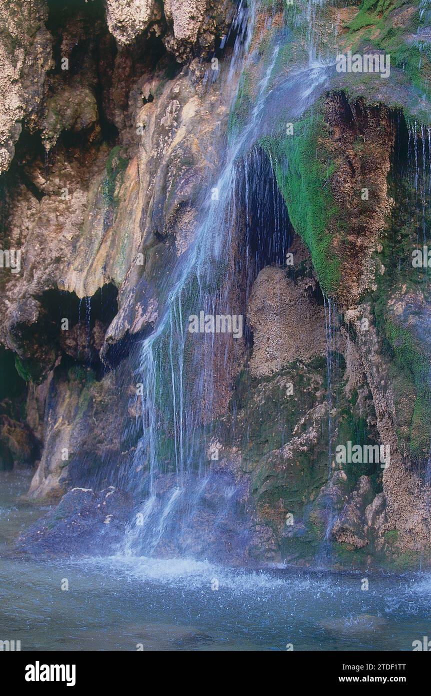 CASCADA EN EL NACIMIENTO DEL RIO CUERVO. UBICAZIONE: NACIMIENTO DEL RIO CUERVO. PROVINCIA. CUENCA. SPAGNA. Foto Stock