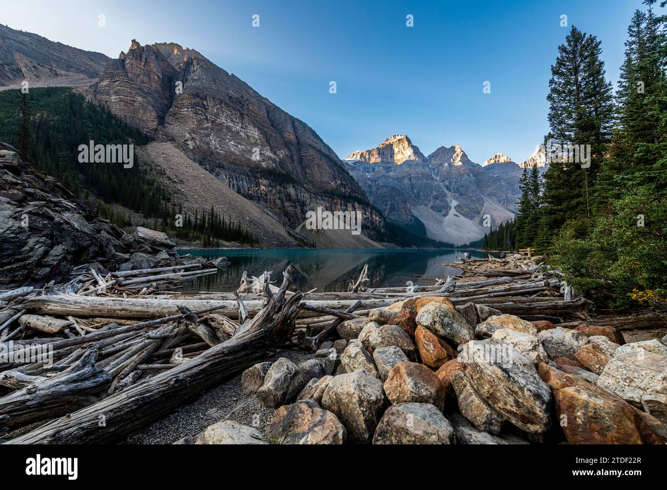 Alba sul lago Moraine, parco nazionale di Banff, sito patrimonio dell'umanità dell'UNESCO, Alberta, Montagne Rocciose, Canada, Nord America Foto Stock