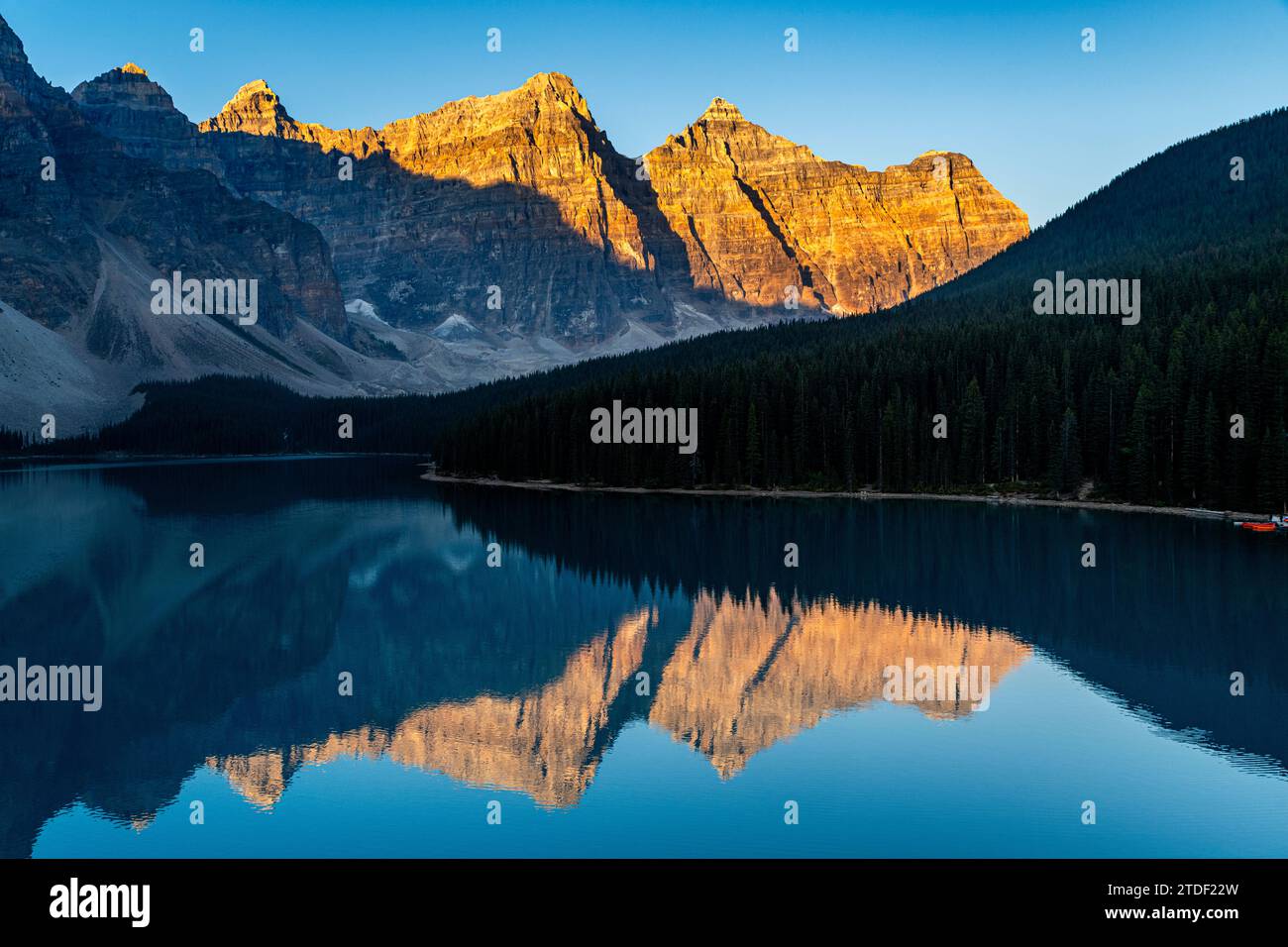 Alba sul lago Moraine, parco nazionale di Banff, sito patrimonio dell'umanità dell'UNESCO, Alberta, Montagne Rocciose, Canada, Nord America Foto Stock