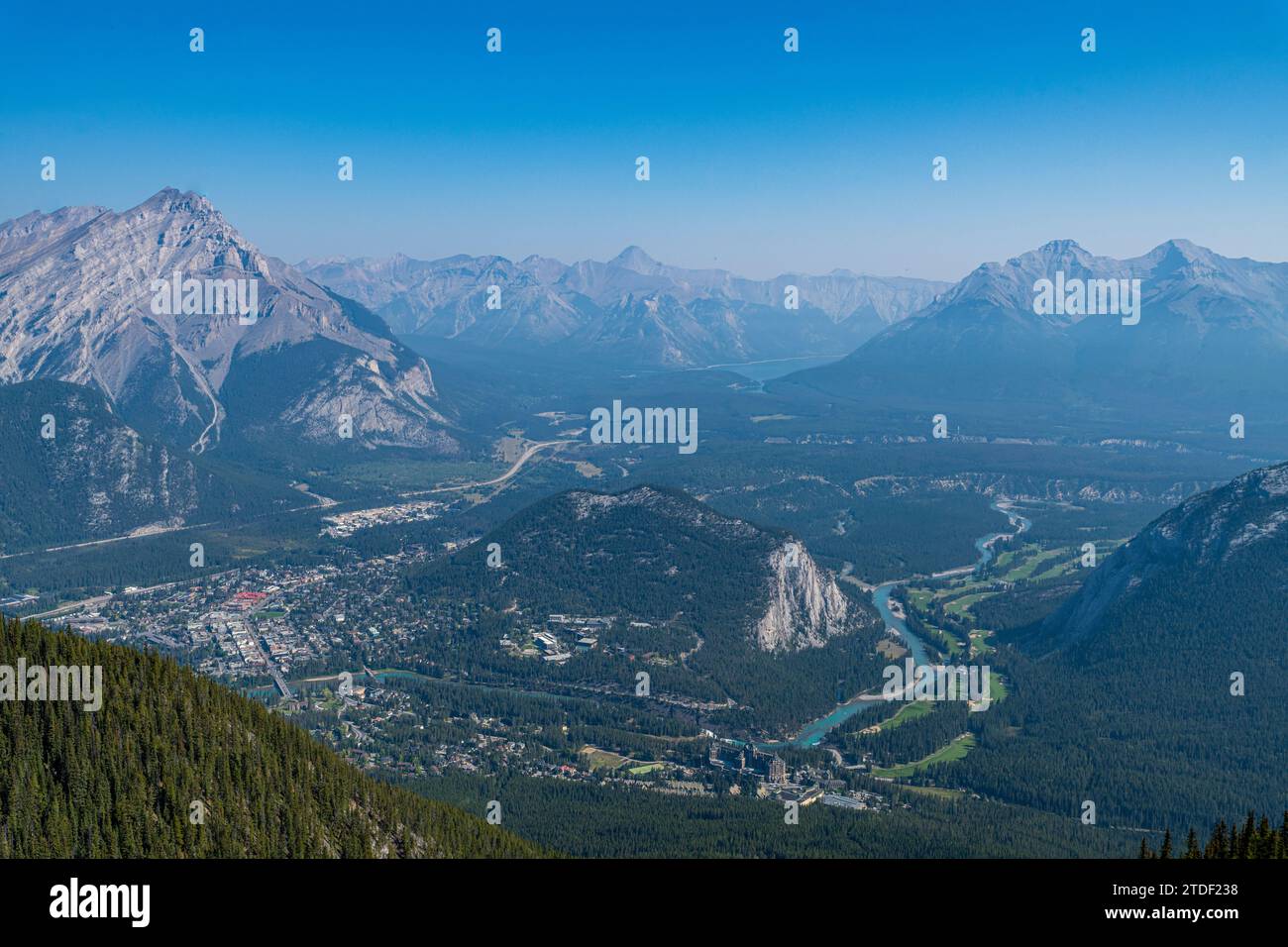 Vista sulle montagne dalla cima di Sulphur Mountain, dal Parco Nazionale di Banff, sito patrimonio dell'umanità dell'UNESCO, dall'Alberta, dalle Montagne Rocciose, dal Canada e dal Nord America Foto Stock
