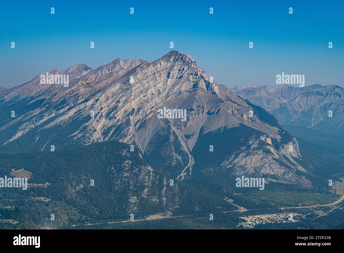Vista sulle Cascade Mountain dalla cima della Sulphur Mountain, dal Parco Nazionale di Banff, sito patrimonio dell'umanità dell'UNESCO, dall'Alberta, dalle Montagne Rocciose, dal Canada e dal Nord America Foto Stock