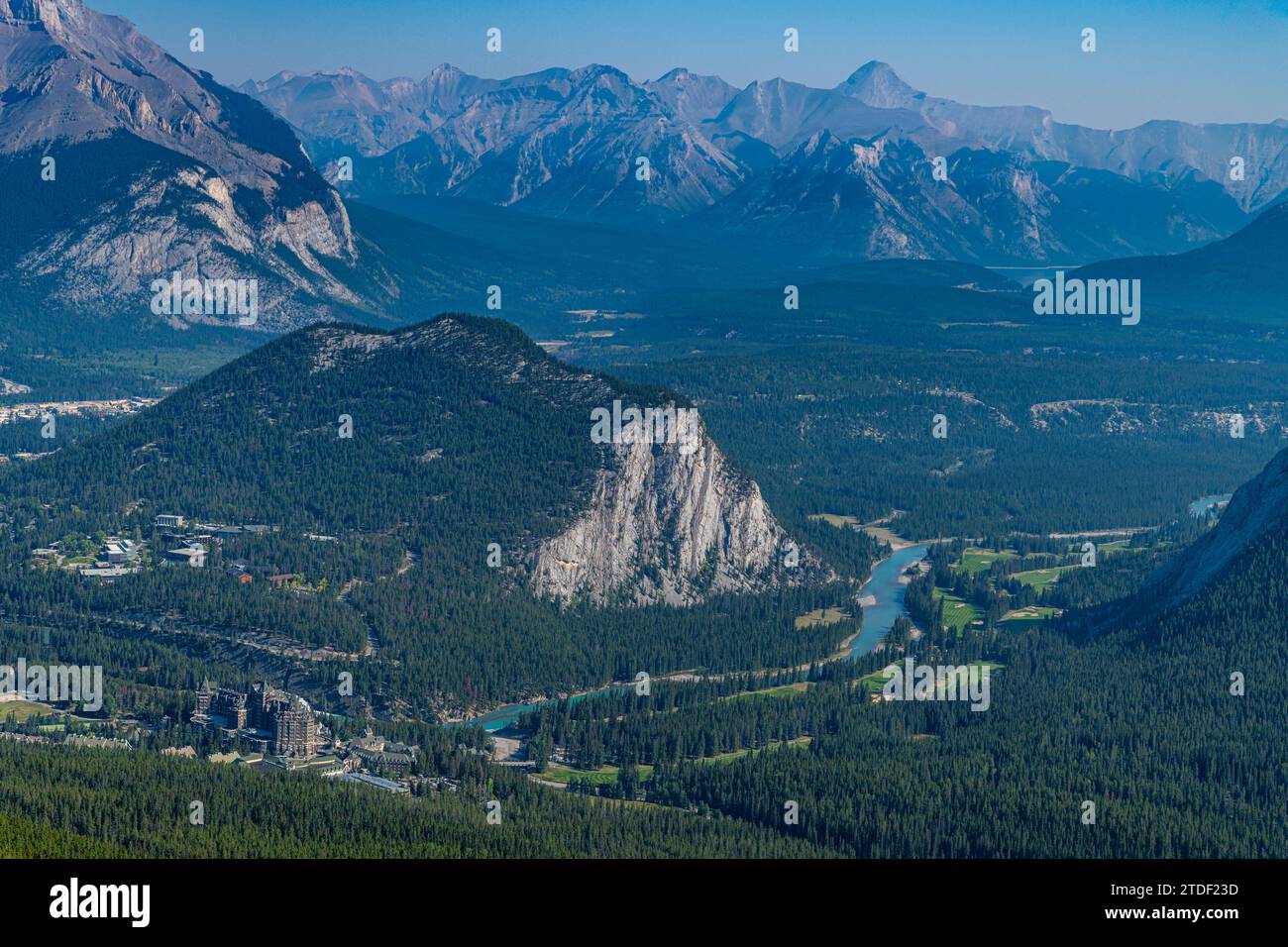 Vista sulle montagne dalla cima di Sulphur Mountain, dal Parco Nazionale di Banff, sito patrimonio dell'umanità dell'UNESCO, dall'Alberta, dalle Montagne Rocciose, dal Canada e dal Nord America Foto Stock