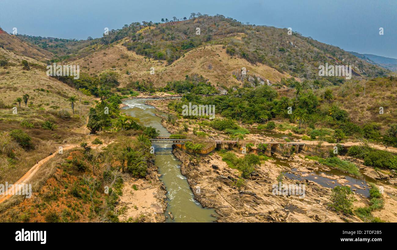 Aereo di un vecchio ponte ferroviario sul fiume Cuvo (Rio Keve), vicino alla confluenza con il fiume Toeota, Ponte dei sei archi, Conda, riserva forestale di Kumbira Foto Stock
