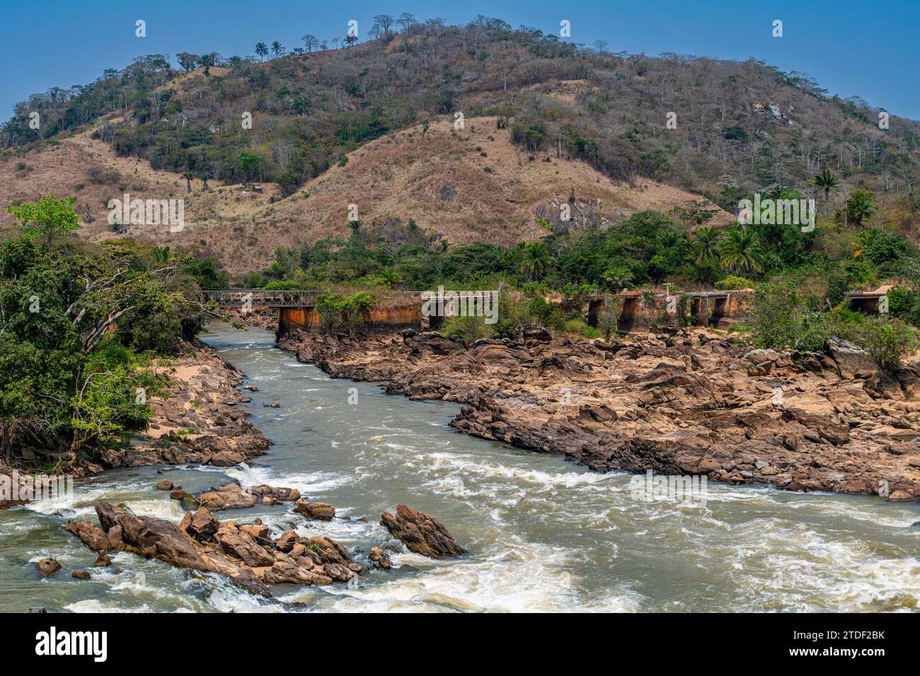 Vecchio ponte ferroviario sul fiume Cuvo (Rio Keve), vicino alla confluenza con il fiume Toeota, Ponte dei sei archi, Conda, riserva forestale di Kumbira, Kwanza sul Foto Stock