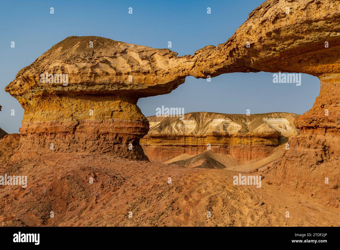 Arco di arenaria, deserto del Namibe (Namib), Parco nazionale di Iona, Namibe, Angola, Africa Foto Stock