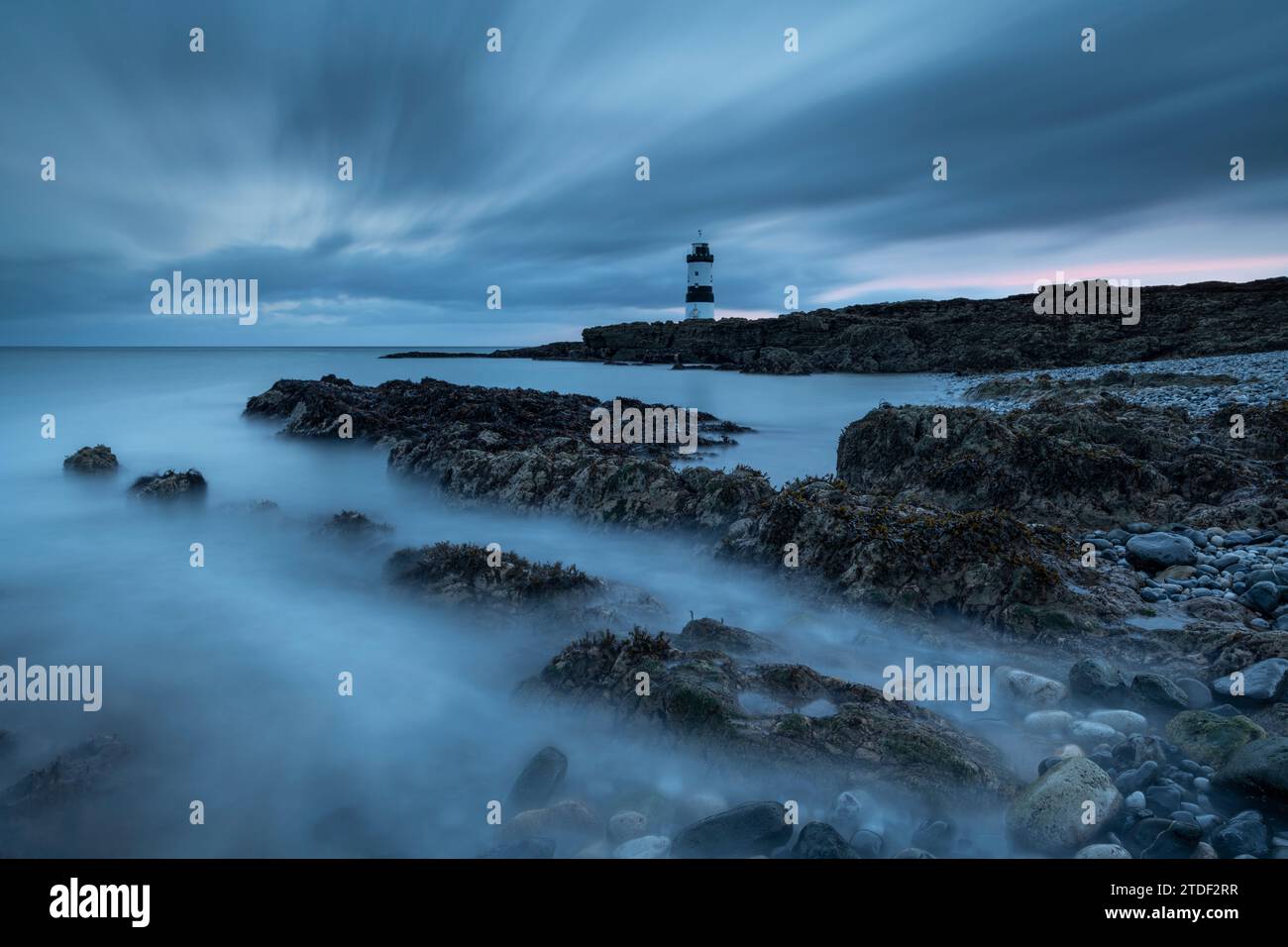 Trwyn Du Lighthouse at Dawn, Penmon Point, Anglesey, Galles, Regno Unito, Europa Foto Stock