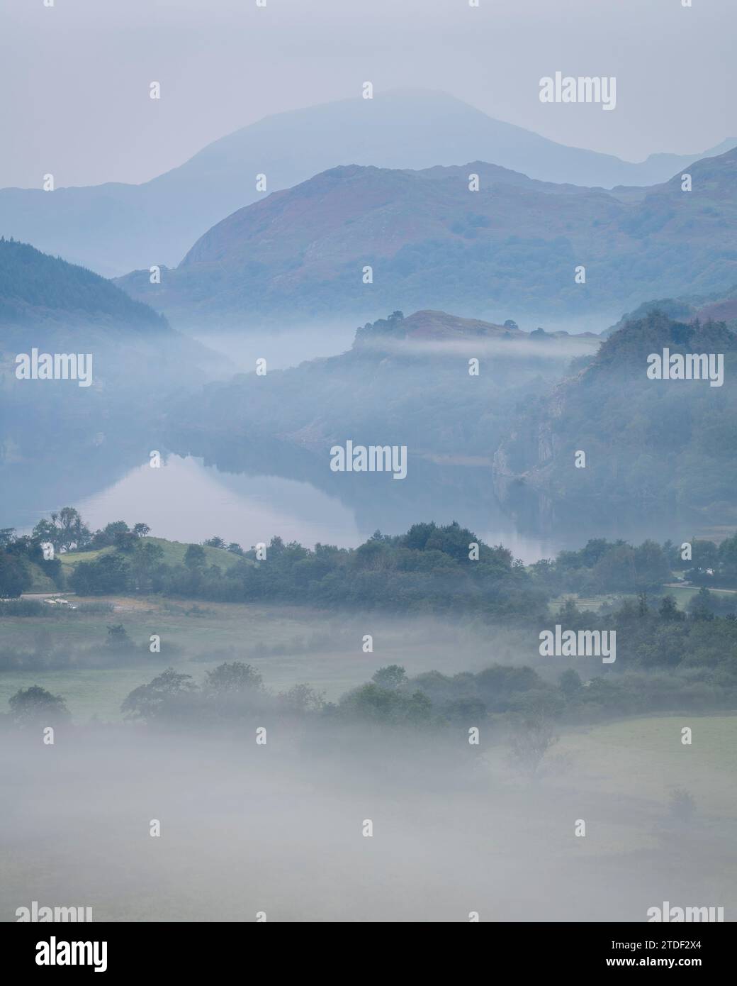Riflessi dell'alba e della nebbia di montagna a Llyn Gwynant, Snowdonia National Park, Galles, Regno Unito, Europa Foto Stock
