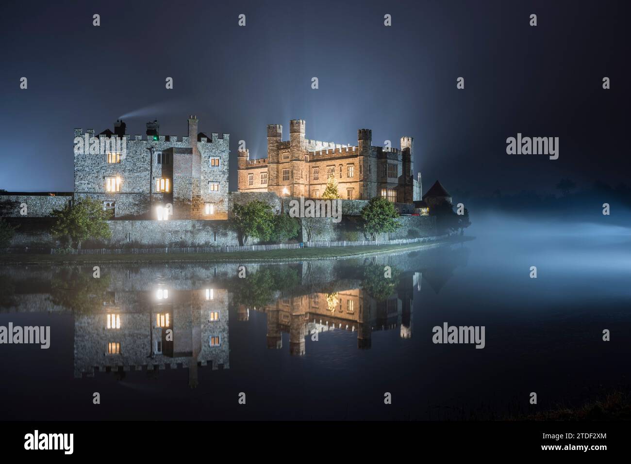 Castello di Leeds illuminato in nebbia serale, inverno, vicino Maidstone, Kent, Inghilterra, Regno Unito, Europa Foto Stock