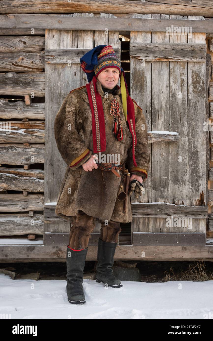 Sami uomo in abito tradizionale, Finlandia, Europa Foto Stock